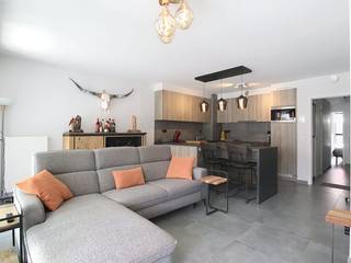 Schitterend appartement met 2 slaapkamers te huur in het centrum van Middelkerke, Westendelaan 24, gelegen in de jonge (2020) residentie “Green Park”. Dankzij de uitstekende ligging woont u hier op een steenworp afstand van winkels, het openbaar vervoer en het park! Het appartement blinkt uit in ruimte en is met veel oog voor detail afgewerkt. Bovendien is het uitgerust met 2 ruime terrassen (elk 10 m²), waardoor u de hele dag door van de zon kunt genieten! Daarnaast is er de optie om een parkeerplaats achter het gebouw te huren voor € 100,00 per maand. <br /><br />Indeling:<br />- inkomhal/ nachthal<br />- ruime leefruimte<br />- geïnstalleerde open keuken<br />- terras (vooraan)<br />- bergruimte <br />- badkamer <br />- apart toilet<br />- slaapkamer 1<br />- slaapkamer 2<br />- terras (achteraan)<br /><br />troeven:<br />- recent appartement (2020)<br />- uiterst centrale ligging!<br />- 2 ruime terrassen!<br />- 2 fietsplaatsen bijhorend!<br />- mogelijkheid tot bijhuren van staanplaats<br /><br />Algemene kosten: € 75,00 per maand<br /><br />Het appartement is beschikbaar vanaf 1/12.<br /><br />Bent u geïnteresseerd in dit pand te huur in Middelkerke? Ga naar de website www.dewaele.com, klik op het pand dat je wenst te huren. Via de rode knop "vraag je bezoek aan" vragen we u kort een profiel in te vullen. Daarna nemen we contact op voor een bezoek. Telefonisch kunnen er geen afspraken gemaakt worden.