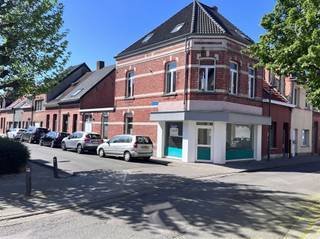 <p>Ontdek dit centraal gelegen handelspand met duplex-appartement  op wandelafstand van de Zeshoek, Station, kortom het centrum. Deze veelzijdige eigendom omvat een instapklare handelsruimte van ongeveer 100 m² met airconditioning, koelcel, apart toilet, keuken/wasplaats, zij-ingang, berging, traphal en een ruime kelder. <br />Op de bovenverdiepingen bevindt zich een ruim duplex-appartement van 107 m² met een overloop, luchtige woonkamer, volledig uitgeruste keuken en een badkamer met ligbad, douche, toilet en dubbele wastafel. Er is een plat dak dat eventueel als dakterras zou kunnen worden genuttigd.<br />De tweede verdieping biedt twee comfortabele slaapkamers (25 m² en 13 m²), perfect voor wie graag ruim en praktisch woont.<br />Het dak werd vernieuwd. CV op gas.</p><p>Extra troef: dit pand biedt de mogelijkheid om om te bouwen tot appartementen, wat het bijzonder interessant maakt voor projectontwikkelaars of investeerders die potentieel zien in residentiële herontwikkeling. Meer informatie over deze invulling is beschikbaar op kantoor.</p><p>Ingeval te gebruiken als privé-woning dien je een functiewijziging te bekomen, deze is niet vergunningsplichtig en kan dus éénvoudig worden verkregen. De gevel dient zelfs niet te worden aangepast.</p><p>Dankzij de uitstekende ligging op wandelafstand van winkels, openbaar vervoer en het centrum, is deze eigendom een unieke kans voor wie wil investeren in wonen, werken of herontwikkeling.</p><p>EPC label F, maar de bewijzen van de isolatie zijn er niet allemaal en dus in de praktijk valt het juist erg mee.</p><p>Infoplicht: Vg, Wg, Gmo,  Gvkr, Gvv,  P-score:  B,  G-score: B. Dit is geen aanbod, alle informatie is onder voorbehoud van materiële vergissingen en/of wijzigingen. De vermelde oppervlaktes zijn louter indicatief.</p>