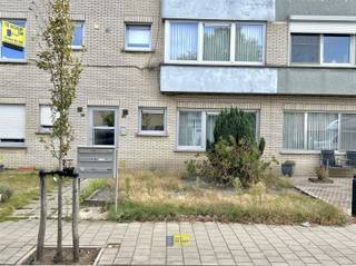 <p><span>Prima verzorgd gelijkvloers appartement met garagebox, gelegen net achter het gebouw, de ramen alsook de collectieve cv-ketel werden recent vernieuwd, </span><span>indeling</span><span> : inkomhal, woonkamer op tegelvloer van 28 m², basis, doch nette keuken, berging, apart toilet, 2 slaapkamers (9m² en 13m²), badkamer voorzien van een ligbad en wastafel, er is de mogelijkheid om achteraan buiten te zitten, de vaste kosten bedragen € 200 (incl. verwarming en waterverbruik), e-peil is C (net geen B &lt; 202), asbestveilig</span></p>