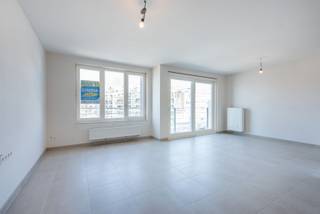 Ruim appartement (94 m² bewoonbare oppervlakte) te koop in de recente residentie Cara (bouwjaar 2014). Dit gebouw geniet een centrale en gunstige ligging. Het strand is op wandelafstand en we bevinden ons vlakbij het commercieel centrum van Koksijde en het openbaar vervoer.<br /><br />Het appartement is gelegen op de derde verdieping en werd als volgt ingedeeld: inkomhal | open en volledig uitgeruste keuken met kwalitatieve materialen (Novy toestellen: vaatwasmachine, grote inductiekookplaat, dampkap, oven, frigo) | ruime leefruimte uitgevend op balkon aan de voorzijde van het gebouw | afzonderlijke en ruime berging met aansluiting wasmachine | volledig betegelde badkamer met inloopdouche en lavabo in meubel | afzonderlijk toilet met lavabo | 2 ruime slaapkamers uitgevend op balkon aan de achterzijde. <br /><br />Het instapklare appartement heeft nog volgende troeven:<br />- Royale oppervlakte (94m²)<br />- Kwalitatieve afwerking<br />- Elektriciteit = CONFORM de normen<br />- EPC label A<br />- Recent gebouw (bouwjaar: 2014)<br />- Centrale ligging<br /><br />In de foto's kan u enkele visualisaties terugvinden met meubelen, deze zijn louter illustratief. <br /><br />Op zoek naar een vaste woonst aan zee? Of bent u op zoek naar een ruim en kwalitatief tweede verblijf? Zoek dan niet verder, dit appartement kan het uwe zijn! 