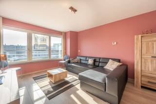 Dit prachtig gemeubeld appartement is gelegen in Residentie "Sea Harbour". Deze residentie geniet van een uitstekende ligging op wandelafstand van van de jachthaven, De Rederskaai, openbaar vervoer, winkels, ...<br /><br />Het appartement beschikt over een ruime inkomhal met gastentoilet, woonkamer met een open keuken, 2 slaapkamers en badkamer uitgerust met een ligbad met douchefunctie, wastafel. Open zicht en perfecte oriëntatie. Bovendien is er nog een privatieve kelder berging inbegrepen in de prijs! Binnen de residentie is er nog een gemeenschappelijke fietsenberging. Verkoop valt onder erfpacht, wat het voor de koper uiterst interessant maakt. <br /><br />Voor meer informatie of een vrijblijvend bezoek, aarzel niet en bel Gaëlle op het nummer 0479 17 17 17.