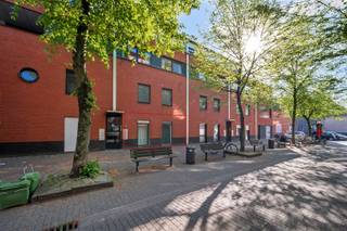 Instapklaar appartement met 2 slaapkamers en zonnig terras in Sint-Niklaas .Op zoek naar een lichtrijk appartement met een groen uitzicht? Ontdek dit ruime en instapklare appartement, centraal gelegen in een rustige, doodlopende straat in Sint-Niklaas.De grote raampartijen zorgen voor veel natuurlijk licht in de leefruimte met open, volledig uitgeruste keuken. Er zijn twee slaapkamers, waarvan één met een handige dressing. De badkamer beschikt over zowel een ligbad als een douche, en een stijlvol badmeubel. Een apart gastentoilet en praktische berging maken het plaatje compleet.Genieten doe je op het zonnige terras met uitzicht op groen en een sfeervol vijvertje. In de kelderverdieping is er een garage.Een perfecte combinatie van comfort, rust en centrale ligging!Voorzien van recente gasketel.