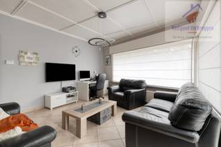 Deze ruime halfopen bebouwing met recente loods (250 m²) in Erembodegem (zijstraat Brusselbaan) is een echte buitenkans voor grote gezinnen of een ondernemer die werken en wonen wil combineren en dit met een vlotte verbinding naar Aalst en Brussel<br /><br />De woning, gebouwd in 1964, werd gedeeltelijk gerenoveerd (ramen werden grotendeels vernieuwd, nieuwe keuken, ...) en beschikt over een bruikbare oppervlakte van maar liefst 286 m².<br /><br />Op het gelijkvloers is er naast een eerste garage een ruime lichtrijke woonkamer en eetkamer, een vernieuwde moderne keuken voorzien van alle toestellen en die uitgeeft op een ruim overdekt terras, een eerste badkamer, twee afzonderlijke toiletten, een eerste slaapkamer, een wasplaats en een tweede garage/berging.<br /><br />Op de eerste verdieping zijn 3 bijzonder ruime slaapkamers aanwezig en een tweede badkamer en toilet.<br /><br />. Met 4 volwaardige slaapkamers en 2 badkamers is comfort gegarandeerd. Daarnaast zijn er een praktische wasplaats en een inpandige garage aanwezig.<br /><br />Achteraan het perceel bevindt zich een magazijn van 250 m² (bouwjaar 2017), toegankelijk via een sectionaalpoort met een hoogte van 3,1 meter. Perfect voor zelfstandigen, opslag, atelier of combinatie wonen/werken.<br /><br />Het geheel is gelegen op een perceel van 11a 73ca (1.173 m²).<br /><br />Deze richtprijs is de prijs voor het geheel. Alle biedingen worden overgemaakt aan de eigenaar die er vrij over beslist.