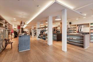 <strong>Commercieel handelspand met een totale oppervlakte van 425 m² met o.a. een zeer ruime commerciële ruimte en stockageruimte op een uitstekende commerciële ligging te Tienen. Voorzien van wooneenheden boven het gelijkvloerse handelspand is mogelijk.</strong><br /><br />Op het gelijkvloers bevindt zich de commerciële ruimte met een etalage van maar liefst 11 meter een een commerciële oppervlakte van 217 m². <br /><br />De eerste verdieping beschikt over een ruime polyvalente ruimte dat momenteel opgedeeld is in een stockageruimte, berging, atelier, kitchenette, bureau en traphal.<br /><br />De tweede verdieping bestaat uit twee zolders met meerdere bergingen.<br /><br />Het gebouw van is gelegen op een belangrijke commerciële ligging in het centrum van Tienen. Veel mogelijkheden om te parkeren. E40, station, winkels, restaurants, scholen, etc op enkele meters.<br /><br />Interesse? Mail naar laurens@immogve.be of bel naar 0496 07 89 48.