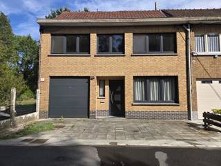 Deze karaktervolle halfopen bebouwing geniet een uitstekende ligging in een doodlopende straat nabij openbaar vervoer, scholen en de op- en afrit van de E40.<br /><br />Het gelijkvloers omvat een inkomhal, een lichtrijke woonkamer, volledig geïnstalleerde keuken, eetplaats, gastentoilet, ruime berging, een garage, extra buitenberging en een aangename tuin, perfect om van de rust en zon te genieten! Vanuit de woonruimte is er een directe verbinding met de tuin.<br /><br />Op de eerste verdieping bevinden zich de nachthal, drie ruime slaapkamers en een comfortabele badkamer. Verder is er nog een zolder waar de mogelijkheid is om een ruimte bij te creëren.<br /><br />Troeven:<br />- 18 zonnepanelen met batterij (sinds 2023)<br />- PVC ramen dubbele beglazing<br />- Dak geïsoleerd<br />- Gelegen in een doodlopende straat<br />- Instapklare woning<br />- Uitstekende verbinding met de E40<br />- Door kleine aanpassingen kan je van EPC E naar EPC C (simulatie aan te vragen bij WSB)<br /><br />Zoekt u een gezinswoning met ruimte en lichtinval? Dan is deze eigendom zeker iets voor U.<br />Voor een bezoek en meer informatie kan u terecht op het nummer 0479/09.09.09 of via onze website www.wsb-group.be.