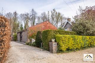 Deze charmante gelijkvloerse woning met hellend dak is rustig gelegen in een aangename woonwijk in Heusden en biedt een mooie combinatie van ruimte, licht en functionaliteit. Bij het betreden van de woning komt u in een verzorgde inkomhal die toegang geeft tot de lichtrijke leefruimte met open haard, waar grote raampartijen zorgen voor een aangename connectie met de tuin. Aansluitend bevindt zich de eetplaats en de praktische keuken, die uitgerust is met voldoende kastruimte en zicht biedt op de buitenomgeving. De woning beschikt over 2 slaapkamers, elk met een comfortabele oppervlakte en veel natuurlijk licht. De badkamer is functioneel ingericht en voorzien van zowel een bad als een douche. Daarnaast is er een apart gastentoilet aanwezig. De woning biedt veel mogelijkheden, maar vraagt een opfrissing, waardoor u ze volledig naar eigen smaak kan inrichten. Buiten geniet u van een aangename tuin met terras, ideaal om in alle rust te ontspannen. Daarnaast is er een garage en extra bergruimte aanwezig en huidig de wasmachines herbergt, wat bijdraagt aan het praktische karakter van de woning. Dankzij de rustige ligging en de goede bereikbaarheid van winkels, scholen en invalswegen vormt deze woning een interessante opportuniteit voor wie op zoek is naar een woning met potentieel in een groene en residentiële omgeving. Bezoekdag: 11/04 Inschrijven via mail naar tommy@immo-home.be, geen telefonische inschrijvingen! Volg ons op Fb en Insta. Voor meer info: www.immo-home.be. GRATIS SCHATTING &amp; GRATIS FINANCIEEL ADVIES