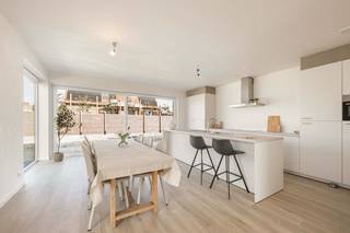 Welkom in deze moderne en energiezuinige nieuwbouwwoning, gelegen in de rustige Moorstraat in Sint-Eloois-Vijve 🌿. Een ideale thuis voor wie...