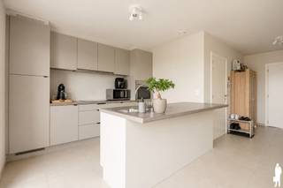 In de recente Residentie Kemzeke bevindt zich dit instapklare appartement op de 2de verdieping, met een bewoonbare oppervlakte van 102 m² en een zonnig terras (ZW-oriëntatie).<br /><br />Indeling:<br /><br />De lichtrijke leefruimte sluit mooi aan op de open keuken, uitgerust met kwalitatieve Smeg-toestellen en een praktische ontbijtbar. Via het schuifraam bereikt u het terras. Verder beschikt het appartement over twee ruime slaapkamers, een grote badkamer met lavabomeubel, kolomkast, inloopdouche en toilet, een apart gastentoilet, een nachthal met ingemaakte kast en een praktische berging met wasaansluiting.<br /><br />Comfort &amp; technieken:<br /><br />- EPC A+ (E-peil 14)<br />- vloerverwarming met HR gasketel<br />- ventilatiesysteem D met warmterecuperatie<br />- akoestisch glas aan de straatzijde<br />- professioneel geschilderd en voorzien van LED-verlichting<br /><br />Extra troeven<br /><br />- privatieve zonnepanelen op de garage<br />- ruime, gemetste garage met automatische sectionaalpoort (optioneel aan te kopen aan €30.000)<br />- lift aanwezig in het gebouw<br /><br />Ligging:<br />Uitstekend gelegen tussen Sint-Niklaas en Hulst, met vlotte verbinding naar E17 en N49 en alle voorzieningen in de nabijheid.<br /><br />Interesse?<br />imani@deboerenpartners.be of 03 377 55 00