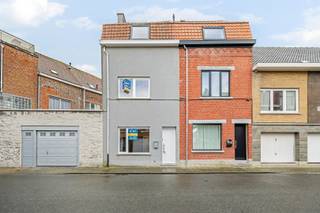- Quiet location in the center of Menen: Poedermagazijnstraat 32<br />- Near the green Vander Merschplein, with a playground<br />- Separate entrance<br />- Bright living space<br />- Practical kitchen<br />- Convenient storage room<br />- 3 full-sized bedrooms<br />- Attic with attic stairs<br />- Bathroom with bathtub and double sink<br />- 2 toilets<br />- Conforming electricity<br />- Central heating throughout<br />- EPC label D (no renovation obligation), UC: 3889408<br />- Asking price: € 159,000
