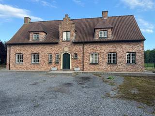 Vrijstaande woning op 2.000 m² met lange oprijlaan in landelijke omgeving te ZwevegemDeze vrijstaande woning is rustig gelegen in het landelijke...