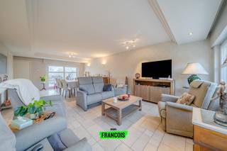 Ontdek deze unieke combinatie van wonen en werken te koop in Boezinge, op slechts 10 minuten van Ieper. Deze instapklare woning biedt ruimte, comfort en tal van mogelijkheden.<br /><br />Dit ruime eigendom van 267 m² omvat een lichtrijk appartement met een aangename indeling. Op de eerste verdieping geniet u van een gezellige leefruimte, een volledig uitgeruste keuken en een zeer ruim terras waar het heerlijk vertoeven is. Verder beschikt het appartement over 1 slaapkamer en een badkamer. De aanwezigheid van een charmante tuin zorgt voor extra buitenruimte en rust.<br /><br />Op het gelijkvloers bevindt zich een handelsruimte met winkelgedeelte en doorgang naar een achterliggend magazijn. Dankzij de garage en de vele parkeermogelijkheden is dit pand ideaal voor zelfstandigen of wie wonen en werken wil combineren. Gelegen in Boezinge, nabij het centrum en op korte afstand van Ieper, geniet u hier van een topligging met vlotte bereikbaarheid.<br /><br />Interesse in deze veelzijdige gezinswoning te koop in Boezinge? Contacteer Immo Francois vandaag nog en plan uw bezoek.<br /><br />Wenst u uw eigen woning te verkopen in Boezinge of regio Ieper? Immo Francois biedt u graag een gratis en professionele schatting aan.<br /><br />Woning verkopen in Boezinge? Vraag je gratis schatting aan bij Immo Francois via rene@immofrancois.be. <br /><br />