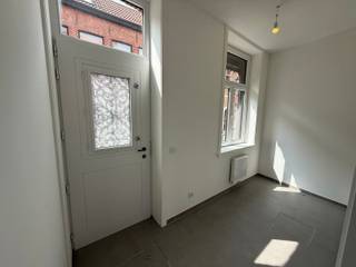Statige stadswoning in Sint-Gillis kwartier nabij ‘Lange Rei’.Volledig gerenoveerde stadswoning met nieuwe keuken, badkamer etc..Inkomhal met...