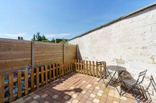 <p>Vragen of interesse? Contacteer dimitry via dimitry@copandi.be of 0493 37 27 43.</p><p>Bent u op zoek naar een instapklare gezinswoning pal tegen het centrum van Schoten? Deze recent gerenoveerde woning combineert modern wooncomfort met een absolute toplocatie. Dankzij de centrale ligging bevindt u zich op wandelafstand van winkels, scholen en het openbaar vervoer, terwijl de aanwezigheid van een eigen oprit een grote luxe is in deze buurt.</p><p>Bij het binnenkomen ontdekt u een lichte en sfeervolle leefruimte, waar voldoende plaats is voor zowel een gezellige zithoek als een ruime eetkamer. Aansluitend bevindt zich de vernieuwde, praktische keuken die van alle nodige gemakken is voorzien. Het gelijkvloers is bovendien slim ingedeeld met een eerste douchekamer met toilet, een handige berging voor al uw voorraad en extra opbergruimte onder de trap.</p><p>De bovenverdieping is efficiënt ingericht met twee volwaardige slaapkamers en de handige maatkasten. Daarnaast treft u de comfortabele badkamer aan, uitgerust met een ontspannend ligbad en een dubbele wastafel. Helemaal achteraan bevindt zich tot slot nog een praktische wasruimte met een extra toilet.</p><p>Buiten kunt u heerlijk tot rust komen op het gezellige, zuidwest-gerichte koertje, waar u optimaal van de zon geniet. Maak snel uw afspraak!</p>