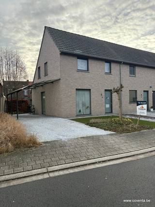 Deze moderne half open bebouwing bestaande uit: inkomhal, apart toilet, ruime leefruimte met open keuken en aansluitende berging. Op de verdieping...