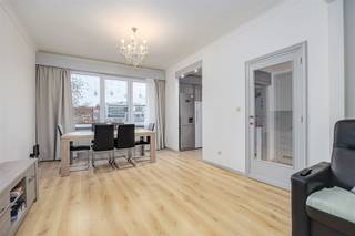 <p><span>Gelegen op een centrale locatie aan de Antwerpsestraat vinden we dit verzorgd appartement van ca. 84 m² op de tweede verdieping. Dankzij de vlotte bereikbaarheid, winkels en openbaar vervoer op wandelafstand geniet dit appartement van een bijzonder praktische ligging.</span></p><p><span> </span></p><p><span>Indeling:</span></p><p><span> </span></p><p><span>inkomhal</span></p><p><span>lichtrijke leefruimte</span></p><p><span>aparte keuken</span></p><p><span>twee slaapkamers</span></p><p><span>badkamer</span></p><p><span>klein terras</span></p><p><span>bijkomend vergund privatief dakterras van ca. 20 m²</span></p><p><span> </span></p><p><span>Troeven:</span></p><p><span> </span></p><p><span>extra vergund dakterras, een absolute meerwaarde</span></p><p><span>conforme elektrische keuring</span></p><p><span>EPC label E</span></p><p><span>beperkt asbest (niet-asbestveilig met beperkte aandachtspunten)</span></p><p><span>kleinschalig gebouw met lage gemeenschappelijke kosten</span></p><p><span>interessant zowel voor eigen bewoning als investering</span></p><p><span>kelderberging</span></p><p><span> </span></p><p><span>Ben je op zoek naar een appartement met buitenruimte op een centrale ligging in Mortsel? Contacteer BOLT Immo voor meer informatie of een bezoek.</span></p><p><span> </span></p>