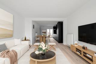 Ontdek dit prachtig gerenoveerde appartement in de charmante Londenstraat, op een toplocatie in Oostende. Op slechts enkele stappen van de gezellige Visserskaai en het strand geniet u hier van het beste wat de stad te bieden heeft: een centrale ligging gecombineerd met rust en comfort.<br /><br />Het gebouw werd volledig gerenoveerd en kreeg een tijdloze architectuur. Ook het appartement zelf werd volledig gestript en opnieuw opgebouwd met kwalitatieve materialen en een oog voor detail.<br /><br />Bij het binnenkomen valt meteen de ruime en lichtrijke woonkamer op. Dankzij de grote raampartijen baadt de leefruimte in natuurlijk licht en vloeit ze naadloos over in de strakke, volledig uitgeruste keuken. Deze keuken beschikt onder andere over een spoeltafel, keramisch fornuis, koelkast, diepvriezer, oven, vaatwasser en dampkap. Aansluitend kom je op de aangename privatieve koer van dit appartement, uitzonderlijk in het stadscentrum van Oostende! <br /><br />Het volledige appartement werd afgewerkt met stijlvolle parketvloeren, wat zorgt voor een warme en elegante uitstraling.<br /><br />Via de gang komen we in het slaapgedeelte met een berging, 2 slaapkamers en een badkamer met douche, lavabo met meubel, handdoekdroger.<br /><br />Dankzij de rustige ligging vlak bij het stadscentrum is dit appartement bijzonder aantrekkelijk voor vaste bewoners, investeerders én tweede verblijvers die willen genieten van alles wat Oostende te bieden heeft: zee, strand, gastronomie en een bruisende sfeer.<br /><br />Een instapklaar appartement op een toplocatie aan zee, een unieke kans!<br />EPC 'A', asbestvrij en blanco keuring van elektrische installaties. 