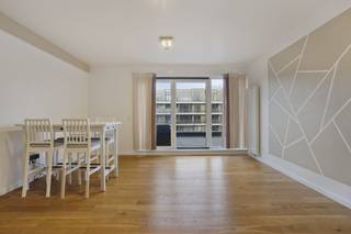 Appartement met 3 slaapkamers te koop gelegen op de eerste verdieping van een recent gebouw (2018) op de Ninoofsesteenweg. Dit appartement beschikt over een oppervlakte van 99m² en een aangenaam ruim terras van 99m² dewelke noord-georiënteerd is.Gelegen vlakbij invalswegen, supermarkten en openbaar vervoer op enkele meters van de grens met Dilbeek. Het uitzonderlijk grote terras voelt aan als een stukje tuin. Ondanks de noordelijke oriëntatie kan je toch genieten van een mooie avondzon en van een zeer aangenaam lichtinval in het appartement.Het appartement is als volgt ingedeeld: - inkomhal met gastentoilet- lichtrijke woonkamer met open keuken- keuken voorzien van al het nodige comfort: ingebouwde koelkast, oven, kookplaat en vaatwasmachine- via de woonkamer kan u het terras betreden waardoor het ruime terras (99m²) een verlengde wordt van de leefruimte- nachthal met toegang tot de slaapkamers- 3 ruime slaapkamers - 2 badkamers; één met ligbad, toilet en dubbele wastafel. De tweede badkamer beschikt over een douche en een enkele wastafel- via de kamers kan u het terras betreden (oriëntatie noord)- ondergrondse staanplaats (n°2) op -1: niet inbegrepen in de prijs (verplicht bij aan te kopen)- kelder (n° 24) op -1Vraagprijs: 369.000 EUR + 25.000 EUR (staanplaats)Het appartement beschikt over een zeer gunstig EPC-attest (label B-) waardoor wordt voldaan aan de energetische normen opgeld voor Brussel (2033 en 2045). Daarnaast is het appartement leeg, waardoor deze meteen vrij is bij akte. Wenst u dit appartement te bezichtigen? doe een aanvraag via www.dewaele.com of neem contact op met Danielle Kaluza via 0791 27 21 88.