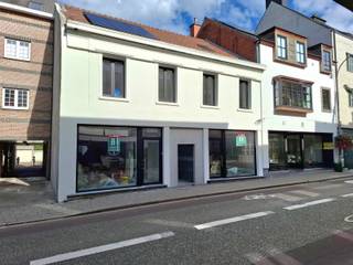 <span>Perfect gelegen handelspand of kantoorruimte te Geel-centrum bestaande uit: handels- of kantoorruimte (+/-50m²), berging (8m²) apart toilet en keuken.</span><br /><br /><span>Gelegen in drukke centrumstraat op 100m van de Geelse Markt.</span><br /><br /><span>Diverse activiteiten mogelijk zoals winkel, kantoor, dienstverlening,...</span><br /><br /><span>Contacteer ons voor meer info of een bezoek ter plaatse via 0471/605.314 of mail info@immo-b.be!</span>