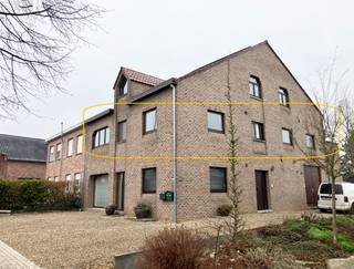 OMSCHRIJVING:- GELIJKVLOERS: Inkomhal met trap naar de eerste verdieping.- VERDIEPING 1: Ruime inkomhal die toegang geeft tot grote woonkamer (ca. 11...