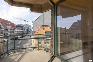 Centraal gelegen hoekappartement op de 4de verdieping, met slechts één appartement per verdieping. Dankzij de hoekligging geniet het appartement van veel natuurlijke lichtinval en een aangenaam zijdelings zeezicht.Het appartement omvat een inkomhal, een ruime leefruimte, keuken, 2 slaapkamers en een badkamer met plaats voor een wasmachine. Een belangrijke troef is het zonnige terras met zeezicht, ideaal om in alle rust van de zon en de kustsfeer te genieten.Daarnaast beschikt het appartement over een privatieve kelder.Een appartement met bijzonder veel potentieel op een absolute toplocatie. Mits enkele verfrissingswerken maakt u hiervan een heerlijke vaste woonst, tweede verblijf of interessante vastgoedinvestering.