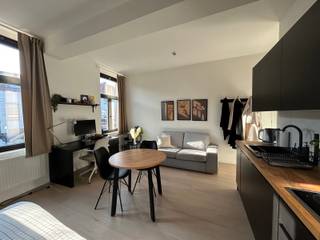 <span><strong>**Lichtrijke studio, gegeerde locatie**</strong></span><br /><br />De Windmolenstraat is een zijstraat van dé Tiensestraat en is een uiterst gegeerde locatie gezien zijn rustige ligging en vooral goede strategische uitvalsbasis in onze Leuvense binnenstad. Wij bieden u een prachtig bemeubelde unit, een ideale omgeving voor studenten en jong professionals. <br /><br />De entiteit zelf is gelegen op de eerste verdieping van het gebouw en is een studio met privatieve badkamer en geïnstalleerde keuken. De studio heeft een bewoonbare oppervlakte van 25,70m² en geniet van twee ramen die zorgen voor een natuurlijke lichtinval. Bijkomend kunnen we rekenen op een plafondhoogte van een kleine 3 meter wat opnieuw zorgt voor een ruimtelijk gevoel. Op de gelijkvloerse verdieping kan je tevens een gemeenschappelijke keuken en buitenruimte vinden. <br /><br /><span><strong><span>Interesse in een bezoek ter plaatse? Dat kan ! Contacteer onze Expert Investeringsvastgoed op 0495 53 46 49 of via mail: jacky@connect-immo.be</span></strong></span>