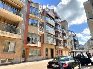 Duplex-appartement (4de en 5de verdieping) met een bruikbare vloeroppervlakte van 86 m², goed gelegen vlakbij de boulevard van Heist, vlakbij het strand en alle horecagelegenheden. De residentie werd gebouwd in 2000, goed onderhouden en verzorgd. <br /><br />Uitstekend energielabel B en een conforme elektriciteitskeuring aanwezig. <br /> <br />Indeling: <br />Inkom, gastentoilet, een zonnige woonkamer met toegang tot een terras, een aparte keuken die mogelijks in de leefruimte kan geïntegreerd worden, boven twee slaapkamers en een ingericht badkamer. De lift gaat zowel naar de vierde als de vijfde etage. In het gebouw is er een private kelderberging en fietsenberging inbegrepen. <br /> <br />Bezoeken of meer informatie? Contacteer Willem Cauwels op tel. 050/89.27.70.