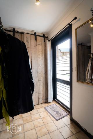 Centraal gelegen pand in het hart van Gistel, bestaande uit de fusie van een gelijkvloers appartement en de naastgelegen tussenwoning. Dankzij de uitstekende ligging is dit pand ideaal voor wie wonen en werken wil combineren, maar ook interessant als investering.<br /><br />Een veelzijdig pand met tal van mogelijkheden, gelegen op een commerciële en goed bereikbare locatie.<br /><br />Het gelijkvloers verdeelt zich in:<br />* Inkomhal met vestiaire en gastentoilet<br />* Leefruimte met zitkamer<br />* Eetkamer met aanpalende woonkeuken<br />* Badkamer (wastafel / ligbad met douchefunctie)<br />* Veranda met toegang tot de tuin<br />* Wasruimte<br />* Handelsruimte met 2 extra bergingen<br />* Tweede inkomhal via huisnummer 41<br />* Garage met elektrische poort<br /><br />De 1ste verdieping herbergt:<br />* 2 slaapkamers<br />* Dressing (slaapkamer)<br /><br />* De 2de verdieping omvat nog een slaapkamer<br /><br />EXTRA TROEVEN: Meerdere bestemmingsmogelijkheden / Woon- en werkcombinatie mogelijk / Inclusief garage in centrum / ...<br /><br />Stedelijke Inlichtingen in aanvraag.