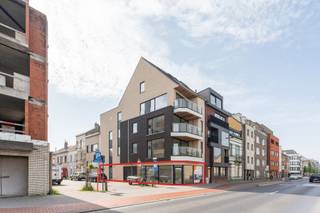 <p><strong>Deze commerciële ruimte op het gelijkvloers van Residentie Pigeon biedt een unieke kans voor ondernemers die zichtbaarheid, bereikbaarheid en een moderne uitstraling zoeken in Oostende.</strong></p>
<p>De handelsruimte is gelegen op de hoek van de Nieuwpoortsesteenweg en de Duivenhokstraat, een goed frequentiepunt met zowel lokale bewoners als voorbijgangers richting strand, Wellington Renbaan en stadscentrum. Dankzij de grote raampartijen geniet het pand van een uitstekende visibiliteit en veel natuurlijk lichtinval.</p>
<p>Met een oppervlakte van 53 m² is de ruimte ideaal geschikt voor een kantoor, praktijkruimte, showroom of kleine handelszaak. De open indeling biedt flexibiliteit in inrichting, zodat je de ruimte volledig kunt afstemmen op de noden van je activiteit.</p>
<p>De commerciële eenheid maakt deel uit van een recent en energiezuinig nieuwbouwproject, wat garant staat voor een moderne look en lage verbruikskosten. Parkeren is mogelijk in de nabije omgeving, en het gebouw beschikt over een gemeenschappelijke fietsenstalling.</p>
<p><strong>Residentie Pigeon is de perfecte uitvalsbasis voor wie professioneel zichtbaar én centraal aanwezig wil zijn in een dynamische buurt van Oostende.</strong></p>
