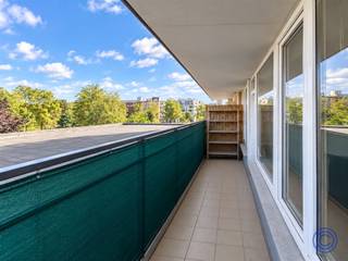 <p><span>Informatie appartement</span><span><br />Wonen op een toplocatie tussen de Schelde, Nieuw Zuid en het bruisende Zuid? Dit energiezuinige éénslaapkamerappartement in de Van der Sweepstraat combineert een leuke ligging met veel licht, een ruim terras en lage energiekosten. De leefruimte voelt aangenaam en open aan, met voldoende plaats voor een gezellige zit- en eethoek. De open keuken met kookeiland sluit hier mooi op aan en is uitgerust met een oven en elektrische kookplaat. Vanuit de slaapkamer wandel je rechtstreeks het brede terras op: dé plek voor een koffietje in de ochtend of een apero na het werk. Verder zijn er een badkamer met douche in bad, lavabo en toilet, een praktische berging met aansluiting voor wasmachine en droogkast en een inkomhal met ingemaakte vestiairekasten. Ook een ruime privatieve kelderberging en gemeenschappelijke fietsenstalling zijn inbegrepen. Met EPC-label A en verwarming via het warmtenet van Nieuw Zuid is dit appartement helemaal klaar voor de toekomst. Ideaal als eerste eigen stek, maar ook interessant voor investeerders: het appartement is momenteel verhuurd aan 1.050 EUR per maand en levert dus meteen rendement op. Restaurants, koffiebars, winkels, het Zuidpark en de Scheldekaaien liggen allemaal op wandelafstand. Stadse sfeer, veel comfort en een energiezuinige thuis op één van de leukste plekken van Antwerpen.</span></p><p><span> </span></p><p><span>Indeling</span></p><ul><li><span>Inkomhal met vestiairekasten</span></li><li><span>Lichtrijke leefruimte met zithoek en eetplaats</span></li><li><span>Open keuken met klein kookeiland, voorzien van een oven en elektrische kookplaat</span></li><li><span>Slaapkamer met toegang tot het grote terras</span></li><li><span>Badkamer met douche in bad, lavabo en toilet </span></li><li><span>Berging met aansluiting voor was- en/of droogmachine </span></li><li><span>Ruim terras over de volledige breedte van het appartement </span></li></ul><p><span> </span></p><p><span>Extra's</span></p><ul><li><span>Energiezuinige verwarming via het warmtenet van Nieuw Zuid</span></li><li><span>Gemeenschappelijke fietsenberging </span></li><li><span>Ruime privatieve kelderberging, inbegrepen in de aankoopprijs</span></li></ul><p><span> </span></p><p><span>Algemene informatie</span></p><ul><li><span>Huurovereenkomst van 01/11/2025 tot 31/10/2034. </span><ul><li><span>Huurprijs: 1.050 EUR/maand</span></li><li><span>Wenst u het appartement zelf te bewonen? Dan kan de huurovereenkomst worden beëindigd met een wettelijke opzegtermijn van 6 maanden</span></li></ul></li></ul><p><span> </span></p><ul><li><span>Maandelijkse lasten: 135 euro (verbruik en onderhoud van de gemene delen waaronder de lift, conciërge, blokpolis, syndicus,...)</span></li><li><span>Maandelijkse provisie voor het privatief verbruik van water en verwarming: 105 euro</span></li><li><span>Water en verwarming via gemeenschappelijke verbruikmeters</span></li><li><span>Elektriciteitsverbruik via een privatieve verbruikmeter</span></li></ul><p><span> </span></p><ul><li><span>EPC: label A</span></li><li><span>Asbestinventarisattest: in aanvraag</span></li><li><span>Elektrische keuring: conform</span></li></ul><p><span> </span></p><p><span>Gebouw</span></p><ul><li><span>Kelderverdieping, kantoren op de gelijkvloers en 8 verdiepingen met telkens 4 appartementen</span></li><li><span>Lift aanwezig</span></li><li><span>Parlofoon aanwezig</span></li></ul><p><span> </span></p><p><span>Ligging</span></p><ul><li><span>Topligging aan de Schelde en het bruisende Zuid</span></li><li><span>Restaurants, winkels en cafeetjes op wandelafstand</span></li><li><span>Goede bereikbaarheid</span></li></ul><ul><li><span>MOBISCORE: 9,5/10</span></li></ul><p><span> </span></p><p><span>*De informatie in deze prospect is ter informatieve titel: de kandidaat-kopers moeten hun eigen zaak maken van het verkrijgen, controleren en interpreteren van deze informatie.</span></p><p><span> </span></p><p><span> </span></p><p><span> </span></p>