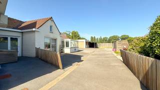 Ruim polyvalent handelspand bestaande uit een WINKELRUIMTE,  WONING en PARKING vooraan.Door zijn uitstekende ligging geniet je van optimale...