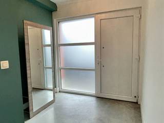 Deze instapklare centrumwoning werd volledig gerenoveerd in 2023.<br />Goeie ligging op 5 minuten van het station en van het provinciaal domein De Gavers.<br />Delhaize supermarkt in de straat, scholen op wandelafstand,....<br /><br />Indeling als volgt:<br />Inkomhal met gastentoilet en vestiaire, moderne open leefkeuken (met alle nodige toestellen) met aangename en lichtrijke leefruimte.<br />Ruime garage met automatische sectionaal poort, voldoende plaats voor fietsen en voorzieningen voor de wasmachine.<br />Droge kelder.<br />Op de eerste verdieping twee ruime slaapkamers, badkamer met toilet, douche en lavabomeubel. Inbouwkast in de nachthal.<br />Op de tweede verdieping twee kleinere maar zeker bruikbare slaapkamers.<br /><br />Aangenaam terras en stadstuintje, bereikbaar via het grote schuifraam.<br /><br />- pvc schrijnwerk, rolluiken<br />- hoogrendementsglas<br />- elektrische installatie conform<br />- ventilatiesysteem<br />- veel bergruimte<br />- gunstig EPC<br /><br />Interessante woning voor zowel starters als investeerders ! !