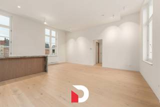 Dit uiterst exclusieve appartement maakt deel uit van het historische stadspaleis "Residentie d'Hanins de Moerkerke" waar authentieke architectuur...