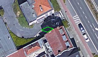 Deze bovengrondse parkeerplaats is ideaal gelegen op wandel- en fietsafstand van de Brugse binnenstad. Dankzij de vlotte bereikbaarheid via verschillende invalswegen vormt dit een praktische oplossing voor wie veilig en gemakkelijk wil parkeren nabij het centrum.<br /><br />Beschikbaar vanaf 1 juli 2026.<br /><br />Neem nu contact op met Jana via brugge@immofrancois.be of 050 32 34 34!<br /><br />