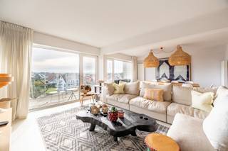 En vente exclusive: Situé dans un quartier très prisé du Zoute, à deux pas de la digue, cet appartement exceptionnellement spacieux et lumineux offre une vue imprenable sur les villas du Zoute. <br /><br />L'appartement a été aménagé avec un grand soin et un goût raffiné, avec des matériaux de haute qualité.  <br />Le vaste séjour bénéficie d'une luminosité exceptionnelle grâce à sa large façade et ses grandes fenêtres s'ouvrant sur une terrasse exposée plein sud. <br />Une cuisine ouverte entièrement équipée y est attenante.<br /><br />L'espace nuit comprend trois chambres spacieuses, chacune avec sa propre salle de bains ou salle de douche, pour un confort optimal.