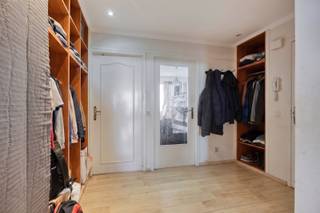 <p><span>2-SLAAPKAMERAPPARTEMENT MET ZUIDGERICHT TERRAS EN PANORAMISCH UITZICHT</span></p><p><span>Op de zevende verdieping van een verzorgd gebouw, aan de zuidelijke toegang van de stad en vlak bij het bruisende Zurenborg, bevindt zich dit 2-slaapkamerappartement met een ruim zuidgericht terras en een prachtig panoramisch uitzicht.</span></p><p><span>Via de veiligheidsdeur komt u binnen in de inkomhal met vestiaire, bergkasten en een apart gastentoilet. De lichtrijke woon- en leefruimte biedt toegang tot het zonnige terras, waar u de hele dag kunt genieten van een open uitzicht over de stad.</span></p><p><span>De aparte keuken is functioneel ingedeeld en sluit aan op de leefruimte. Achteraan bevinden zich twee slaapkamers. De hoofdslaapkamer beschikt over een aansluitende badkamer met ligbad en wastafel. Daarnaast is er een tweede slaapkamer, ideaal als kinderkamer, bureau of logeerkamer.</span></p><p><span>Het appartement verkeert in te renoveren staat, maar vormt dankzij de gunstige indeling, de grote raampartijen, het ruime terras en de uitstekende ligging een ideale basis om volledig naar eigen smaak en wensen te moderniseren.</span></p><p><span>Troeven:</span></p><ul><li><span>Zevende verdieping met panoramisch uitzicht.</span></li><li><span>Ruim zuidgericht terras.</span></li><li><span>Twee volwaardige slaapkamers.</span></li><li><span>Praktische indeling met veel potentieel.</span></li><li><span>Fietsenberging in het gebouw.</span></li><li><span>Uitstekende ligging nabij Zurenborg, winkels, openbaar vervoer en belangrijke invalswegen.</span></li></ul><p><span>Een ideale opportuniteit voor wie op zoek is naar een renovatieproject op een toplocatie met alle troeven voor een prachtige meerwaarde.</span></p>
