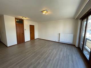 <p><span>Beautifully located studio at the back of the Kortrijk train station: Spacious living room with balcony, fully equipped kitchen, bathroom with sink, bathtub, and toilet, and a basement. Ideal as an investment property. Favorable EPC: 176 kWh/m² UC 2630836. The electrical system has been inspected and is certified until May 30, 2025. For more information or to schedule a visit, call 056.21.58.00 or email www.immo-lvb.be.</span></p>