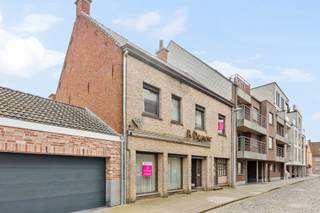 Deze woning is gelegen in het centrum van Ootnieuwkerke.<br /><br />Op de gelijkvloerse verdieping is volgende indeling aanwezig: inkomhal, 2 grote handelsruimtes, ruime leefruimte, keuken, atelier, toilet, badkamer, wasplaats, berging, zonnige tuin MET UITWEG.<br />Op de eerste verdieping zijn 6 slaapkamers aanwezig.<br />De woning beschikt eveneens over een zolder (via vaste trap) en een kelder.<br /><br />Deze eigendom kan eveneens dienen als project (appartementsgebouw of nieuwbouwwoning).<br /><br />PLUSPUNTEN:<br />- 6 SLAAPKAMERS<br />- CENTRALE LIGGING<br />- 486 M2 WOONOPPERVLAK
