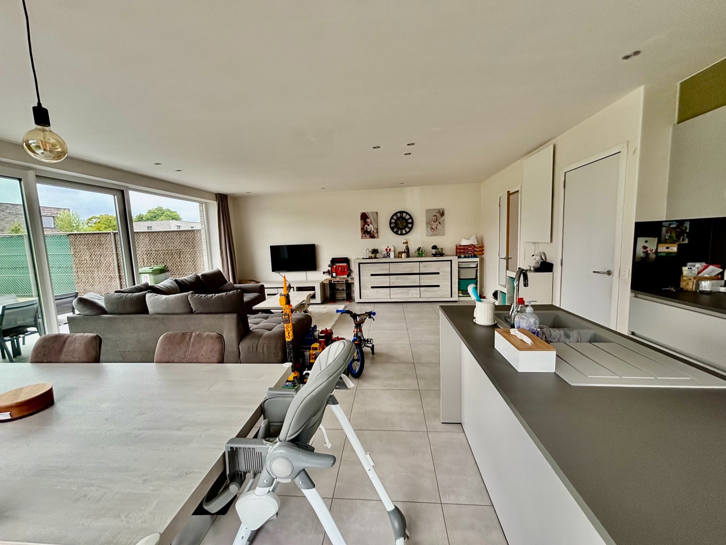 Centraal gelegen half open residentiële gezinswoning met 3 slpkmrs, tuin met grote tuinberging. - foto 3