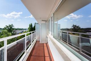 Locatie<br /><br />Op zoek naar een zonnig appartement op een rustige locatie, vlak bij het bruisende centrum van Hoboken en de stad? Dit appartement ligt in een straat met enkel bestemmingsverkeer en op wandelafstand van winkels, scholen, openbaar vervoer, groen en recreatie. Dankzij de nabijheid van de A12, E19, E17 en de Antwerpse Ring geniet u bovendien van een uitstekende bereikbaarheid.<br /><br />Beschrijving<br /><br />Dit lichtrijke appartement op de 5e verdieping van een verzorgd gebouw beschikt over een ruime inkomhal met vestiairekast. De woonkamer met parketvloer geeft uit op een zonnig terras. Aansluitend bevindt zich de keuken met berging en aansluitingen voor wasmachine en droogkast. Verder zijn er een badkamer met bad en dubbele wastafel, een apart toilet en twee ruime slaapkamers met parketvloer. Eén slaapkamer biedt toegang tot een tweede terras met uitzicht op de binnentuin. Het gebouw beschikt over een gemeenschappelijke fietsenberging en afvalruimte. Een ruime staanplaats voor twee stadswagens is optioneel aan te kopen voor €25.000.<br /><br />Belangrijkste troeven<br /><br />- Centrale ligging nabij alle voorzieningen<br />- Lichtrijke woonkamer<br />- Twee ruime slaapkamers<br />- Twee terrassen<br />- Parket in woon- en slaapkamers<br />- Ruime staanplaats (optioneel)<br />- EPC-label B (goed voor je portemonnee én milieu)<br />- Gemeenschappelijke fietsenberging.<br /><br />Verplichte vermeldingen<br />EPC: 106 kWh/m²/jaar – Label B;<br />P- & G-score: D & A;<br />Stedenbouw: Vg-Wg-Gmo-Gvkr-Gvv.