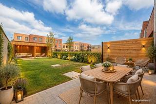 <p><span> </span></p><p><span>Droom je van een nieuwbouwwoning zonder aankoop onder btw-stelsel? Dan is dit je kans. In deze recent opgeleverde woning geniet je van alle hedendaagse comfort – warmtepomp, vloerverwarming, ventilatiesysteem, zonnepanelen en een E-peil onder 30 – waar je uitzonderlijk registratierechten op kan betalen. Gelegen in een rustige, doodlopende straat temidden het Boekenbergpark en Te Boelaerpark, woon je hier in een</span><span> </span><span>gezellige woongemeenschap en groene buurt met alle voorzieningen vlakbij. XL-staanplaats optioneel aan te kopen (€ 25.000).</span></p><p><span> </span></p><p><span>Licht, ruimte &amp; hedendaags comfort</span></p><p><span>Van zodra je binnenkomt, valt de royale inkomhal op. De stijlvolle XL-tegelvloer loopt door over het volledige huis en zorgt voor een strak en tijdloos geheel. Er is meer dan voldoende plaats voor een vestiaire, terwijl aan de overzijde nog ruimte overblijft voor een speelhoek of een compacte thuiswerkplek. Links bevindt zich het gastentoilet met hangtoilet en lavabo.</span></p><p><span>Rechtdoor stap je de indrukwekkende leefkeuken binnen. Dankzij de hoekligging, het extra zijraam en het grote schuifraam naar de tuin baadt deze ruimte de hele dag in het natuurlijke licht. Binnen en buiten lopen hier naadloos in elkaar over. De moderne keuken is volledig uitgerust met Whirlpool-toestellen, waaronder een koelkast, diepvries met drie lades, combi-oven, vaatwasser, inductiekookplaat en een ruime spoelbak. Aansluitend bevindt zich de technische ruimte, waar alle technieken netjes zijn ondergebracht: ventilatiesysteem, aansluiting was-droogcombinatie, warmtepomp, omvormer van de zonnepanelen en de nutsvoorzieningen.</span></p><p><span> </span></p><p><span>Vier volwaardige slaapkamers en twee badkamers</span></p><p><span>Op de eerste verdieping bevindt zich de royale leefruimte aan de voorzijde van de woning. Dezelfde stijlvolle XL-tegelvloer loopt hier naadloos door en, in combinatie met de grote raampartijen, zorgt dit voor een aangename lichtinval en een heerlijk ruimtelijk gevoel. Achteraan vindt u de eerste slaapkamer: een comfortabele master bedroom met een prachtig uitzicht op de tuin dankzij de twee hoge raampartijen. De ensuite badkamer is stijlvol afgewerkt met kwalitatieve materialen en beschikt over een ruime inloopdouche, dubbel lavabomeubel met onderkasten en een grote spiegel.</span></p><p><span> </span></p><p><span>De tweede verdieping telt nog drie volwaardige slaapkamers, waardoor deze woning perfect is voor een gezin of wie extra ruimte zoekt. De nachthal baadt in het daglicht dankzij een lichtkoepel en geeft toegang tot een apart gastentoilet met handenwasser en de tweede badkamer. Net als de ensuite badkamer werd ook deze afgewerkt in dezelfde moderne, hoogwaardige stijl en uitgerust met een inloopdouche, ligbad en een dubbel lavabomeubel met onderkasten en spiegel.</span></p><p><span> </span></p><p><span>Groen wonen tussen twee parken</span></p><p><span>De ligging is een absolute meerwaarde. In deze rustige, doodlopende straat woon je tussen het Te Boelaerpark en het Boekenbergpark, met zijn bekende zwemvijver. Ideaal voor wie houdt van wandelen, lopen, fietsen of gewoon genieten van het groen. De woning maakt deel uit van een moderne woongemeenschap waar veel aandacht is besteed aan publieke ruimte en ontmoeting. Via de tuin heb je bovendien rechtstreeks toegang tot de gemeenschappelijke binnenruimte en speelzone. Winkels, scholen, supermarkten, tram, bus en een Velo-station bevinden zich vlakbij. Ook gezellige adresjes zoals Brasserie De Ekster liggen op wandelafstand, terwijl je dankzij de nabijheid van de Ring en belangrijke invalswegen snel in alle windrichtingen kan vertrekken.</span></p><p><span> </span></p>