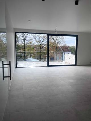 In het charmante Tielrode bevindt zich dit uitzonderlijk appartement op een volledig afgesloten privédomein van 16.000 m². Het domein is...