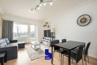 Dit instapklare en volledig vernieuwde 1-slaapkamerappartement is gelegen op de eerste verdieping van residentie Saint Maxime, op een topligging vlak bij de Zeedijk in Oostende. In slechts enkele stappen bereikt u het strand, de zee en een ruim aanbod aan horecazaken, terwijl u dankzij de vlotte verbindingen ook het centrum moeiteloos bereikt. Bovendien geniet u vanuit het appartement van een mooi zicht, met zelfs een glimp van de zee.<br /><br />Het appartement werd enkele jaren geleden grondig gerenoveerd, inclusief alle leidingen, en afgewerkt met hoogwaardige, hedendaagse materialen. Hierbij werd sterk ingezet op comfort en energiezuinigheid. Het geheel verkeert dan ook in uitstekende staat en is volledig instapklaar.<br /><br />De indeling omvat een ruime en lichtrijke woonkamer met aansluitend een volledig ingerichte open keuken. De slaapkamer bevindt zich aan de achterzijde en geeft uit op een gesloten terras, waar ook aansluiting voorzien is voor een wasmachine. De badkamer beschikt over een moderne inloopdouche en er is een afzonderlijk toilet.<br /><br />Extra troeven zijn de privatieve kelderberging en twee fietsenbergingen in het gebouw. Ook de residentie zelf werd grondig vernieuwd: zo werden onder andere de liften vervangen, het dak gerenoveerd en geïsoleerd en de voorgevel aangepakt, telkens met oog voor kwaliteit, duurzaamheid en comfort.<br /><br />Kortom, een stijlvol en energiezuinig appartement op een uitzonderlijke ligging aan zee, ideaal als vaste woonst, tweede verblijf of investering.<br /> 