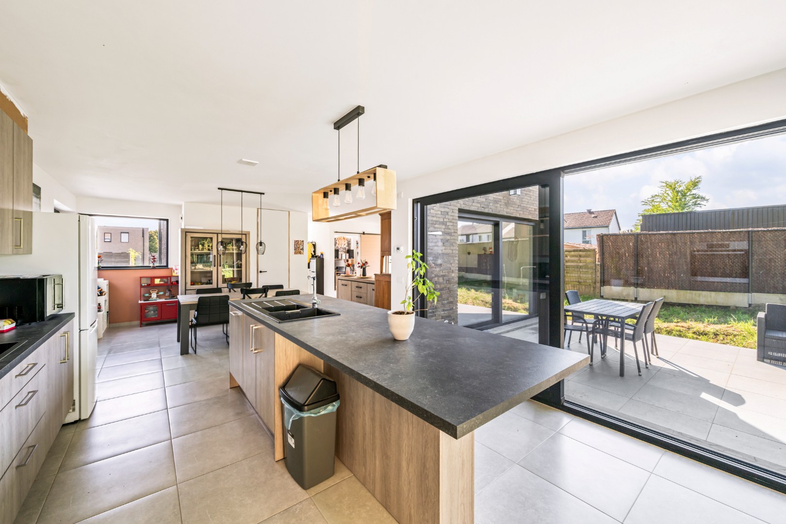 Recente villa met 3 slaapkamers, garage en zonnige tuin op een rustige ligging bij Ieper-centrum - foto 3
