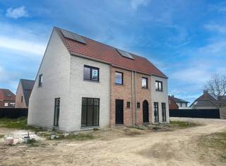 Hectaar is opgestart met de ruwbouwwerken van deze twee halfopen woningen in de Rooiveldstraat in Waardamme, een groene deelgemeente van Oostkamp. <br />Het project heeft een gunstige locatie met de E403 en E40 in de nabijheid, wat vlotte verbindingen garandeert.<br />Profiteer anderzijds van een lichtrijke woning met alle voorzieningen in de nabije omgeving.<br /><br /><strong>De indeling is als volgt:</strong><br />Gelijkvloers: inkomhal met apart gastentoilet, lichtrijke leefruimte met open keuken en een ruime berging.<br />Eerste verdieping: nachthal met apart toilet, 3 volwaardige slaapkamers, badkamer met ligbad, douche en dubbel lavabomeubel. <br />Zolder te bereiken via het zolderluik. <br /><br /><strong>Troeven van de woning:</strong>
<ul>
	<li>Lucht-water warmtepomp</li>
	<li>Duurzaam en energiezuinig wonen</li>
	<li>Vloerverwarming op het gelijkvloers</li>
	<li>Zonnepanelen</li>
	<li>Regenwaterput (7.500l) aangesloten op toiletten, wasmachine en buitenkraan</li>
</ul>
<br /><strong>Oplevering is voorzien voorjaar 2026.</strong><br /><br />Graag meer informatie?<br />Neem contact met ons op voor meer informatie of plan een afspraak in op ons kantoor te Roeselare.