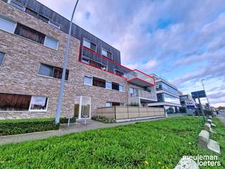 Dit recent appartement geniet van een kwalitatieve afwerking en bevindt zich op wandel- of fietsafstand van het commercieel centrum van Loppem.<br /><br />Het luchtig appartement geniet van volgende indeling:<br />Een inkom met gastentoilet, een lichtrijke leefruimte met eet- en zithoek, aansluitend een ruim zonneterras, een open ingerichte keuken (voorzien van keramische kookplaat, dampkap, oven, vaatwasmachine, dubbele spoelbak, koelkast met vriesvak), een koele berging, een CV-berging annex wasplaats, een badkamer met dubbele lavabo en douche en een ruime slaapkamer. <br /><br />Bij het appartement hoort een ondergrondse kelderberging (nr.° 12), een ondergrondse autostaanplaats (nr.° 7) en een gemeenschappelijke fietsenberging.<br />Het appartement is geschilderd in eindafwerking en er zijn lichtarmaturen voorzien.<br /><br />De ligging van het appartement is centraal te Loppem, verschillende winkels &amp; diensten zijn nabij, openbaar vervoer en toegang tot verbindingswegen zijn zeer nabij. Ook het centrum van Brugge is zeer vlot te bereiken.<br /><br />Mobiscore: 7,7/10<br />EPC: 89,39 kWh/m²