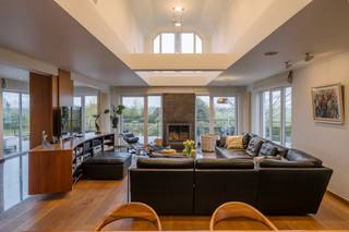 Verscholen in een oase van rust en omgeven door uitgestrekte natuur, bevindt zich deze unieke en hoogwaardig afgewerkte woning langs de Vaartstraat...