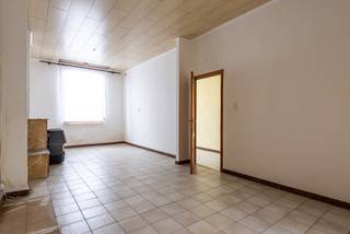 Te vernieuwen rijwoning met 2 slaapkamers in het centrum.  Inkomhal, woonkamer doorlopend naar leefkeuken met toegang naar koertje met berging, badkamer (lavabo in meubel, douche en toilet).  Kelderberging.  Op de verdieping: 2 slaapkamers.  Aangezien de woning energielabel F heeft, dient u de woning naar minimaal label D te brengen binnen 6 jaar na aankoop.  De rennovatieplicht is van toepassing.