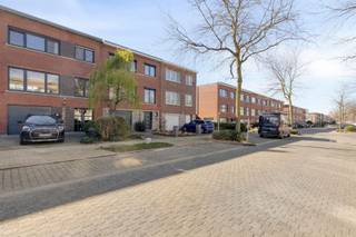 <p><span>Stijlvolle bel-etage met zuidgericht dakterras en tuin in het gegeerde Edegem</span></p><p><span>Deze instapklare bel-etagewoning, gelegen op een zuidgericht perceel in een gegeerde buurt van Edegem, combineert ruimte, licht en comfort met een doordachte en functionele indeling.</span></p><p><span>Op het gelijkvloers bevindt zich de master bedroom, opgevat als een rustige en private leefzone met directe toegang tot een eigen terras en de tuin. De masterbadkamer is een echte eyecatcher en biedt bovendien de mogelijkheid tot een extra multifunctionele ruimte.</span></p><p><span>De eerste verdieping vormt het hart van de woning, met een lichtrijke woon- en leefruimte die naadloos aansluit op een aangenaam terras. De halfopen keuken en het geïntegreerde bureaugedeelte zorgen voor een hedendaagse en praktische invulling van de ruimte.</span></p><p><span>Op de tweede verdieping bevinden zich drie volwaardige slaapkamers en een badkamer, uitgerust met zowel een bad als een douche, ideaal als kinderverdieping.</span></p><p><span>De woning beschikt bovendien over een zonnige tuin en een ruim dakterras, waardoor u op elk moment van de dag kan genieten van optimale lichtinval en buitenruimte. De ligging in Edegem is een absolute troef, met een vlotte bereikbaarheid en nabijheid van winkels, scholen en belangrijke invalswegen.</span></p><p><span>Een harmonieuze en comfortabele gezinswoning met een sterke focus op licht, ruimte en leefkwaliteit.</span></p>