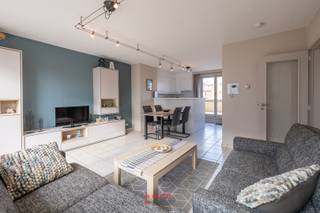 Op zoek naar een zonnig penthouse met alle troeven om er meteen van te genieten? Dan is dit echt wat u zoekt! Deze penthouse aan de Franslaan bevindt zich middenin Nieuwpoort-Bad, op wandelafstand van winkels, strand en gezellige restaurants.<br /><br />Wat dit penthouse uniek maakt, zijn de 2 enorme terrassen, waar u de hele dag door kan genieten van de zon en van het weidse uitzicht over de daken van Nieuwpoort. Of u nu 's ochtends de zon wil vangen bij het ontbijt, of 's avonds nog wil nagenieten van een aperitief buiten, hier kan het allemaal!<br /><br />Binnenin is het appartement mooi en smaakvol ingericht, met een lichtrijke leefruimte, een functionele keuken en een badkamer voorzien van bad. Met 2 slaapkamers, waaronder een leuke kamer met stapelbed, is dit penthouse ideaal voor een gezin of voor wie regelmatig bezoek krijgt.<br /><br />In de benedenverdieping krijgt u de eerste kans om een ruime garagebox bij aan te kopen.<br /><br />Kortom: een zonovergoten penthouse met 2 uitzonderlijke terrassen, op een uiterst centrale locatie. Twijfel dan ook niet langer en maak snel uw afspraak voor een bezichtiging!<br /><br />EPC: 382.