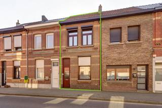 GelijkvloersDe woning beschikt over een aangename leefruimte van ongeveer 28 m² waar zithoek en eetplaats mooi in elkaar overlopen. Aansluitend...